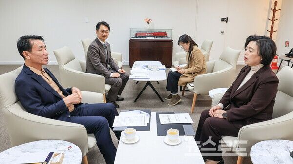 신계용 시장이 한문희 한국철도공사 사장을 만나 과천지역 철도 현안에 대해 협조를 요청하고 있다.(앞쪽 좌측 한문희 사장, 우측 신계용 시장)/사진=과천시