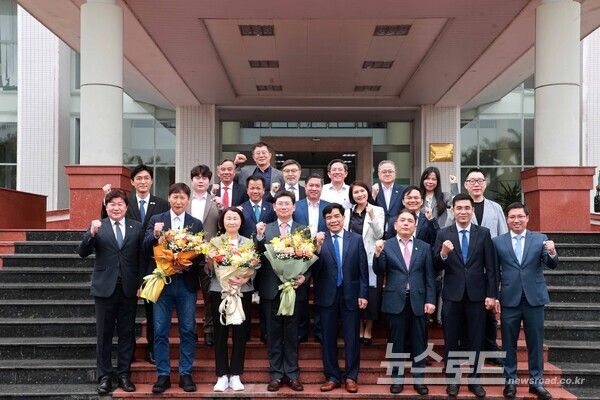 이상일 용인특례시장과 시 대표단이 26일(현지시각) 오전 베트남 꽝남성청에서 레반중(Lê Ván Dũng) 꽝남성 인민위원회 위원장(꽝남성장) 등 꽝남성 고위 관계자들과 기념촬영을 하고 있다./사진=용인시