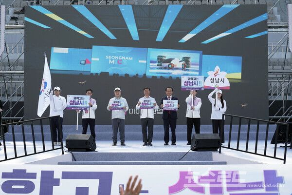 신상진 성남시장과 이덕수 성남시의회 의장 및 관계자들이 과학고 유치 캠페인을 하고 있다./사진=성남시