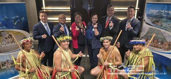 기자간담회가 끝난 후 관계자들이 공연팀과 기념 촬영을 하고 있다. [사진=서진수기자]