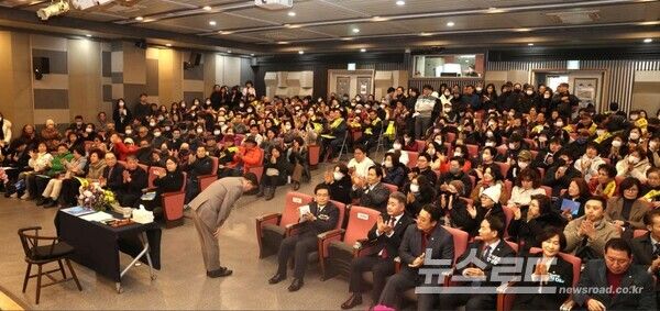 박승원 광명시장이 시민과의 대화에서 시민들께 인사를 하고 있다./사진=박승원 시장 페이스북