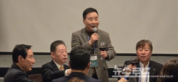 강찬식 여행신화엔투어 대표가 새해 덕담을 곁들인 건배사를 하고 있다. [사진=서진수기자]