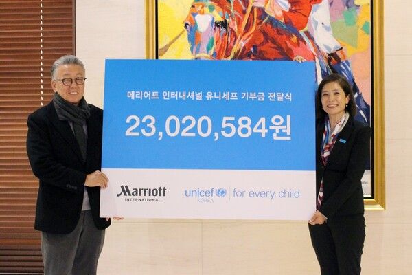 알로프트 서울 명동에서 진행된 기금 전달식에서 유니세프 한국위원회 조미진 사무총장(오른쪽)과 메리어트 인터내셔널 한국,&nbsp;필리핀,&nbsp;베트남 지역 담당 남기덕 대표(왼쪽) [사진=한국유니세프]
