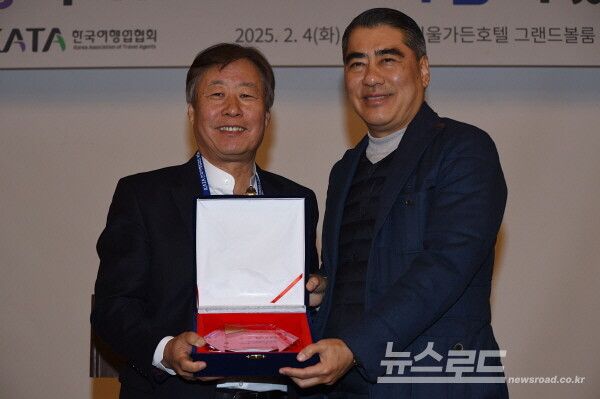 오창희 전 회장(오른쪽)에게 감사패를 전달하고 있는 이진석 회장. [사진=서진수기자]