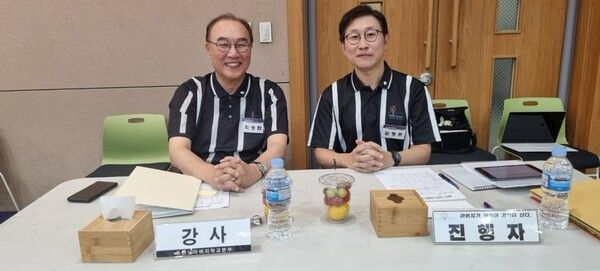 아버지학교의 진행자 및 강사로 함께 섬기고 있는 최성완 이사장과 김형준 변호사