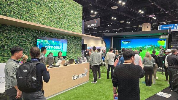 골프존이 지난 1월 21일부터 24일까지 미국 올랜도에서 열린 2025 PGA 쇼에서 도심형 골프장 플랫폼 시티골프와 주력 골프 시뮬레이터 모델을 선보였다고 밝혔다./사진제공=골프존