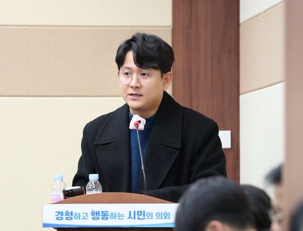 정광현 순천시의회 의원이 간담회에서 발제를 하고 있다. 사진=순천시의회