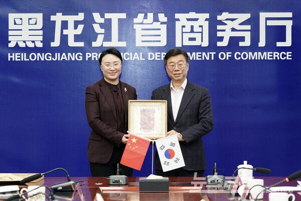 신상진 시장(오른쪽)이 지난 8일 싱잉나 흑룡강성 상무청 부청장(왼쪽)과 함께하고 있다./사진=성남시