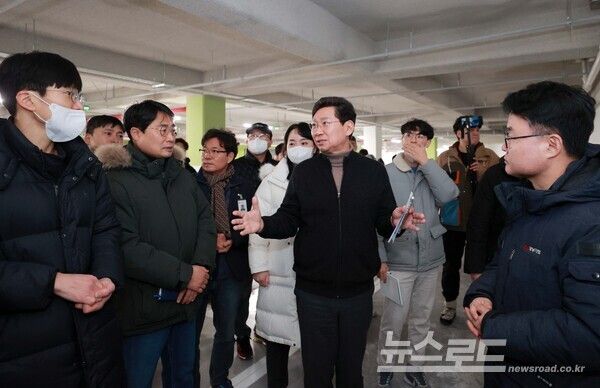 이상일 용인특례시장이 지난 1월 18일 경남아너스빌 디센트 건설 현장을 방문해 누수가 지적된 지하 주차장을 둘러보고 있는 모습./사진=용인시