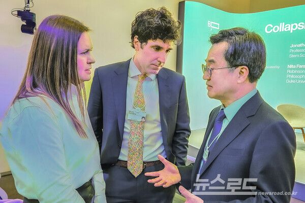 김동연 지사가 다보스포럼에서 사라 샌더스 아킨소 주지사와 면담을 하고 있다./사진=경기도