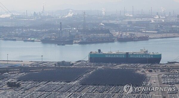 도널드 트럼프 미국 대통령이 철강과 알루미늄 제품에 25% 관세를 부과한다고 발표한 데 이어 한국의 주요 수출품인 자동차와 반도체도 미국의 관세 부과 대상에 포함될 가능성이 있는 것으로 관측되고 있다. 11일 오후 현대자동차 울산공장 수출선적부두와 야적장에 완성차들이 대기하고 있다./연합뉴스