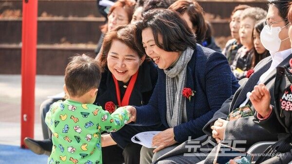 신계용 시장이 '세계 여성의 날' 행사에서 어린 아이를 보며 환하게 웃고 있다. /사진=신계용 시장 페이스북&nbsp;