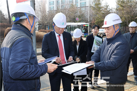 하은호 시장이 경기희망 에코마을을 방문해 현장을 점검하고 있다./사진=군포시