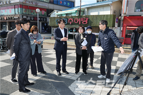 하은호 시장이 금정역을 방문해 환승체계 개선 사업을 점검하고 있다./사진=군포시
