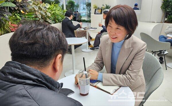 허순옥 팀장이 민원인에게 불편 민원을 듣고 있다./사진=뉴스로드 김영식 기자