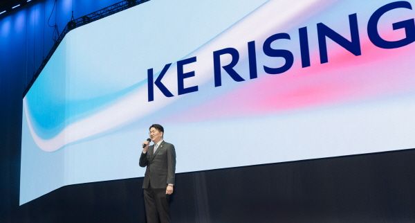 조원태 한진그룹 회장이 '라이징 나이트' 행사에서 환영사를 하고 있다. [사진=대한항공]