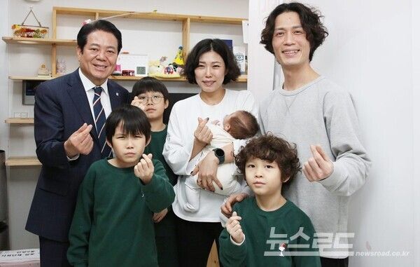 최대호 시장이 지난 2월 19일 안양9동 여섯째아 출생가정 방문해 격려하고 있다./사진=안양시