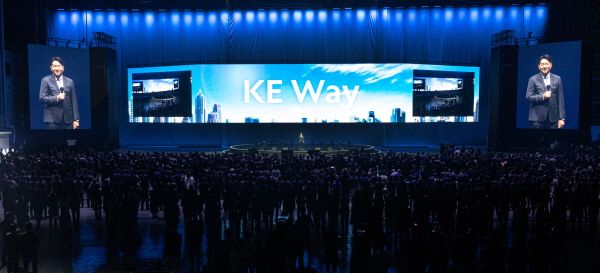 조원태 한진그룹 회장이 '라이징 나이트' 행사에서 환영사에 CI 변경 등 향후 행보에 대해 설명하고 있다. [사진=대한항공]