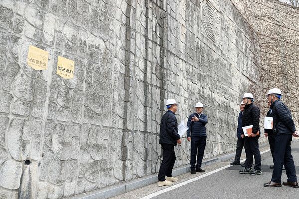 황상하 SH공사 사장(왼쪽 2번째)이 해빙기 안전 점검을 하는 모습 [사진=SH공사]