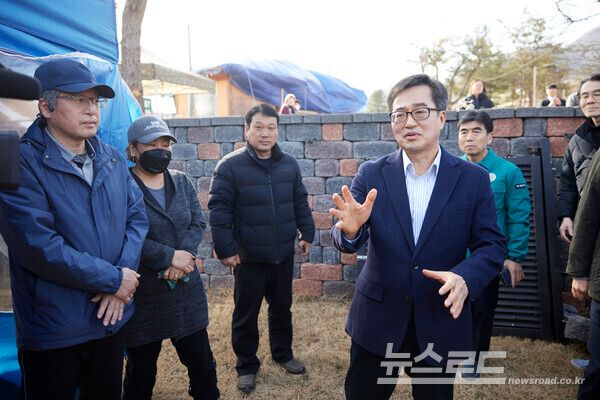 13일 오후 김동연 경기도지사가 포천 노곡리 오폭사고 피해주민들과 소통하며 건의사항을 청취하고 있다./사진=경기도