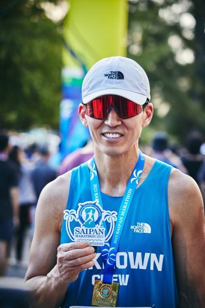 10K 레이스를 완주한 가수 '션 '이 카메라를 향해 포즈를 취하고 있다. [사진=마리아나관광청]