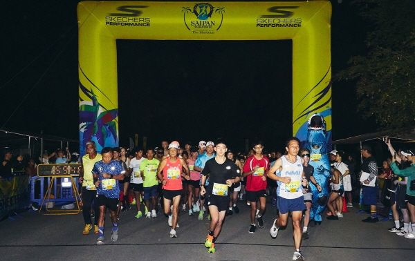 10K 레이스 출발 장면. 블랙 수트를 입고 선두에 나서는 이가 가수 '션'의 셋째 아들 '하율' 군이다. [출처=마리아나관광청]