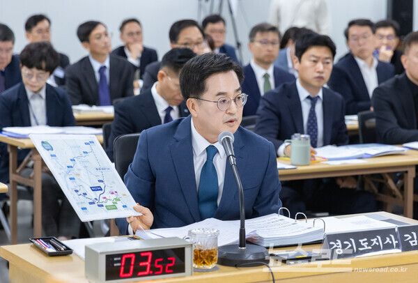 2024 행정안전위원회 국정감사에서 김동연 경기도지사가 답변을 하고 있다./사진=경기도