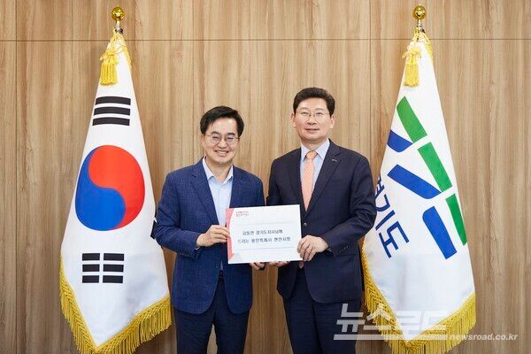 이상일 용인특례시장이 지난해 4월 김동연 경기도지사를 만나 시의 현안을 해결하기 위한 지원을 요청하고 관련 자료를 전달했다./사진=용인시