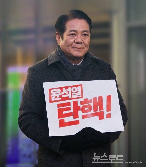 최대호 시장이 윤석열 대통령의 탄핵을 요구하는 1인 시위를 하고 있다./사진=최대호 시장 페이스북