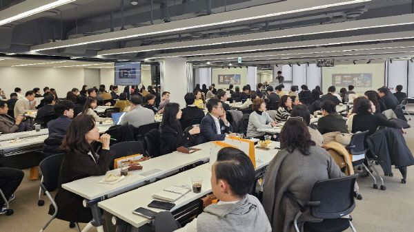 서울 의료관광 환경 등에 대해 설명을 경청하고 있는 참가자들 모습. 사진=서울관광재단