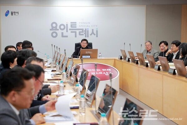 용인시가 19일 시청 영상회의실에서 '용인 시민프로축구단' 창단 준비 회의를 열어 추진전략을 논의하고 있다./사진=용인시