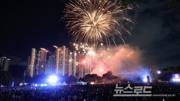 지난 2024 과천공연예술축제 폐막식 불꽃놀이 모습./사진=과천시