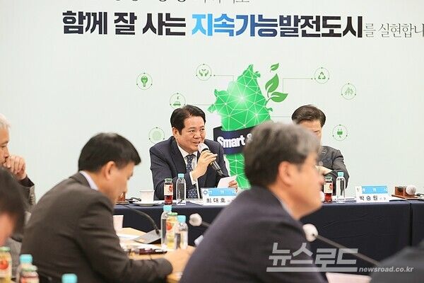 최대호 시장이 20일 광명시청 중회의실에서 열린 안양시 등 경기권 4개 지자체는 안양천 지방정원 조성사업 기본 및 실시설계용역 최종보고회에서 발언하고 있다./사진=안양시