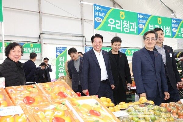 최대호 시장이 김동연 지사와 안양농수산물시장을 방문해 상인들을 격려하고 있다./사진=최대호 시장 페이스북