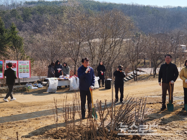 하은호 시장이 지난 19일 제80회 식목일을 앞두고 열린 식목행사에서 축사를 하고 있다./사진=군포시