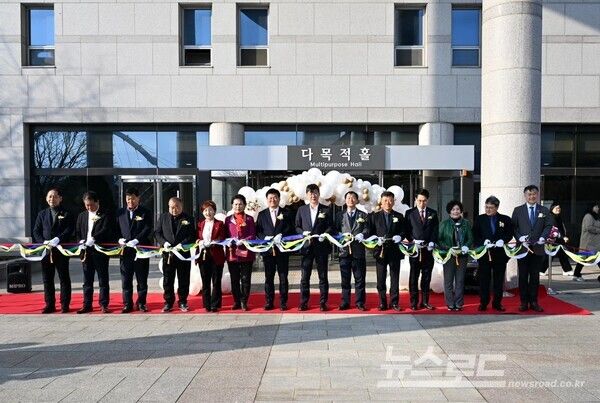 이민근 시장과 관계자가&nbsp;안산시자원봉사센터 공공웨딩홀 오픈기념식에서 테이프 커팅식을 하고 있다./사진=이민근 시장 페이스북