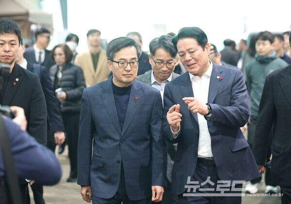 21일 오전 김동연 경기도지사(좌)가 최대호 안양시장(우)에게 안양농수산물도매시장 복구상황 점검을 하고 있다./사진=경기도