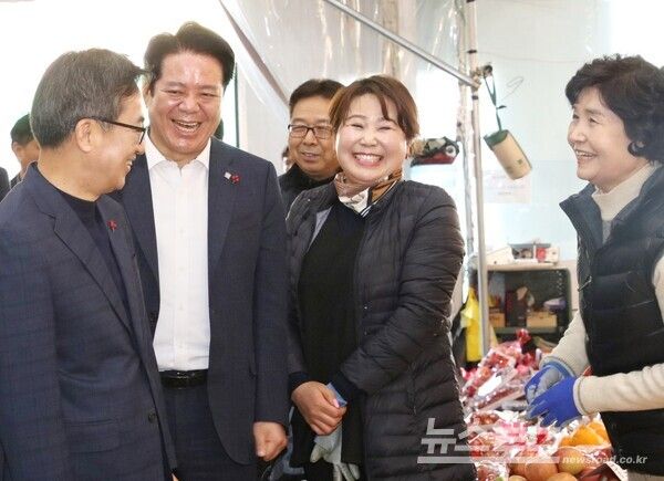 최대호 시장이 상인들과 함께 소통하며 웃고 있다./사진=최대호 시장 페이스북