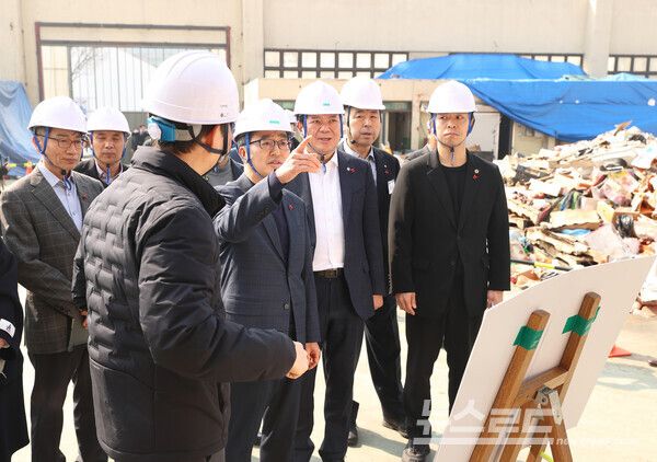 21일 오전 김동연 경기도지사가 안양농수산물도매시장 복구상황 점검을 하고 있다./사진=경기도