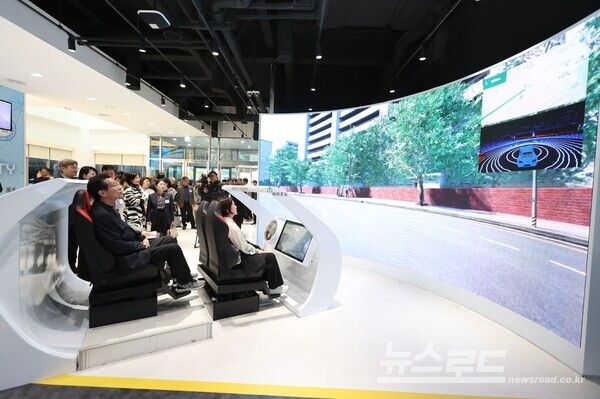 안양시 스마트도시전문가 진로체험 교육설명회에 참석한 교육관계자 등이 프로그램을 체험하고 있다./사진=안양시