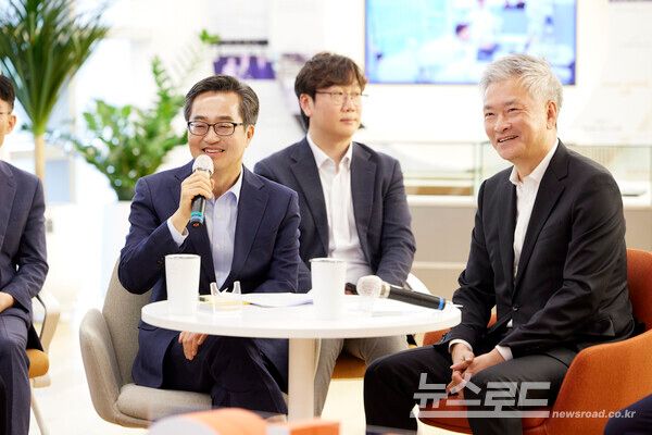 김동연 경기도지사와 이트너스 임각균 대표 및 소속직원 등이 참석한 가운데 가족친화기업 직원과의 타운홀미팅을 하고 있다./사진=경기도