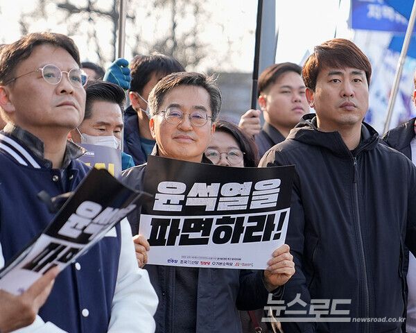 김동연 지사가 지난 8일 윤석열 대통령 탄핵을 촉구하는 시위에 참석하고 있다./사진=김동연 지사 페이스북