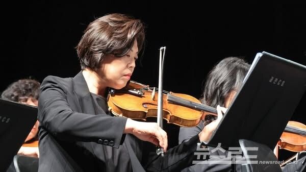 신계용 시장이 과천시 종합사회복지관 27주년 기념식에 참석에 '뮤즈오케스트라'와 연주하고 있다./사진=신계용 시장 페이스북&nbsp;