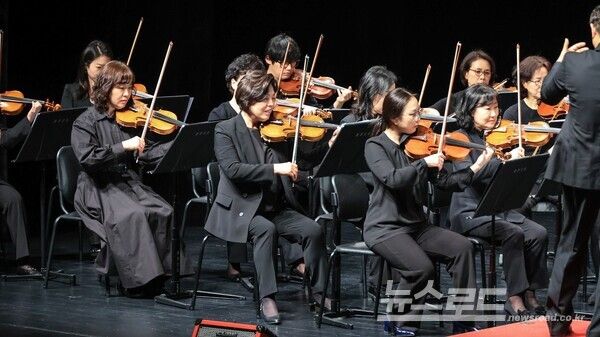 신계용 시장이 과천시 종합사회복지관 27주년 기념식에 참석에 '뮤즈오케스트라'와 연주하고 있다./사진=신계용 시장 페이스북&nbsp;