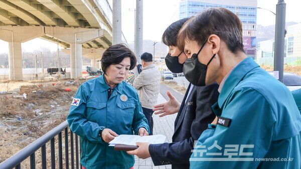 신계용 시장이 현장 점검에서 상황 보고를 받고 있다./사진=과천시