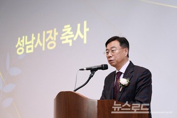 신상진 시장이 27일 위든타워 다목적홀에서 열린 ‘서강-판교 디지털혁신캠퍼스 입주 협약식’에 참석해 축사를 하고 있다./사진=성남시