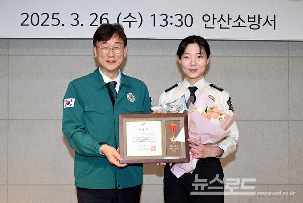 이민근 시장이 표창장을 수여하고 기념촬영을 하고 있다./사진=안산시