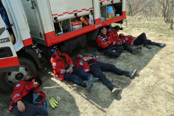밤낮없이 산불과 사투 중…지친 대원들이 잠시 쉬고 있다. [사진=산청군]