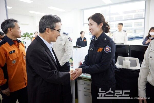 김동연 지사가 용인서부소방서를 찾아 대원들을 격려하고 있다./사진=김동연 지사 페이스북