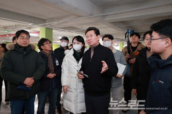 이상일 용인특례시장은 4차례&nbsp;경남아너스빌디센트 건설 현장을 방문해 하자보수 상황을 살피고 있다./사진=용인시